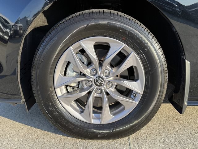 Used 2025 Toyota Sienna LE AWD/4WD image 13