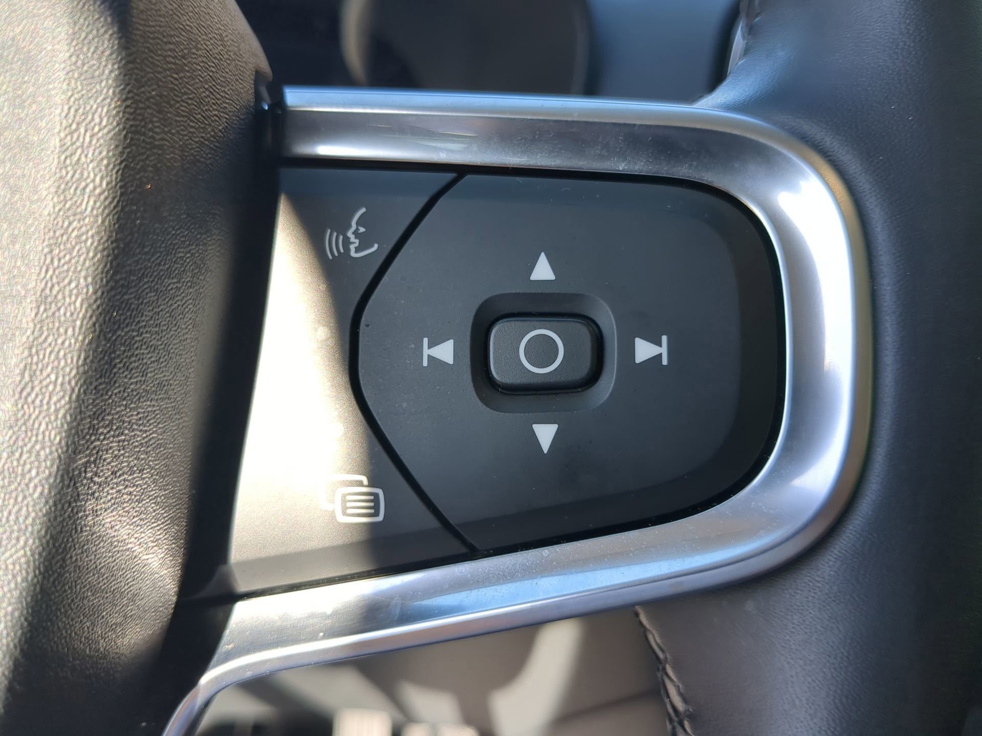 Used 2025 Volvo XC40 B5 Core image 59