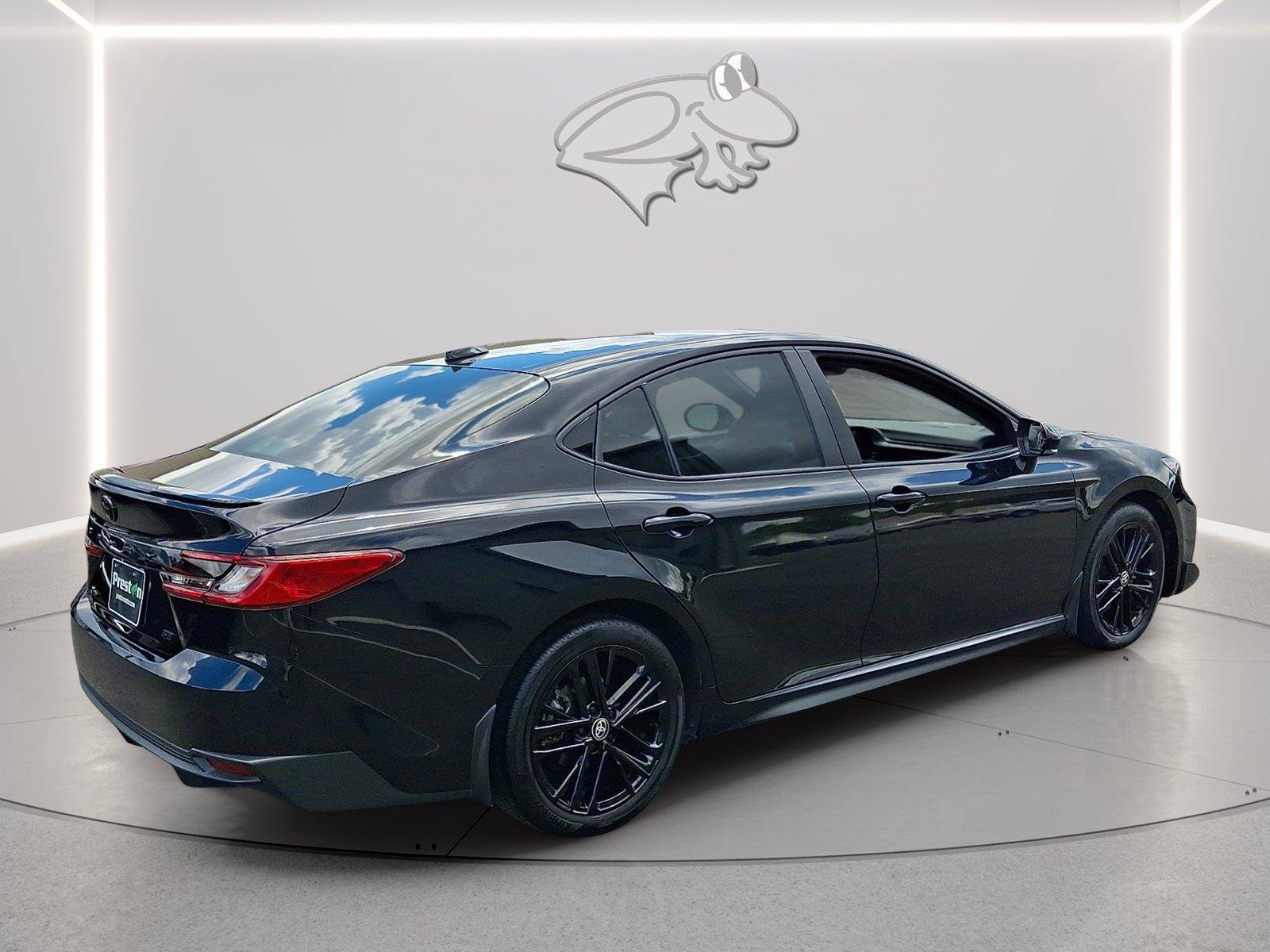 Used 2025 Toyota Camry SE FWD image 5