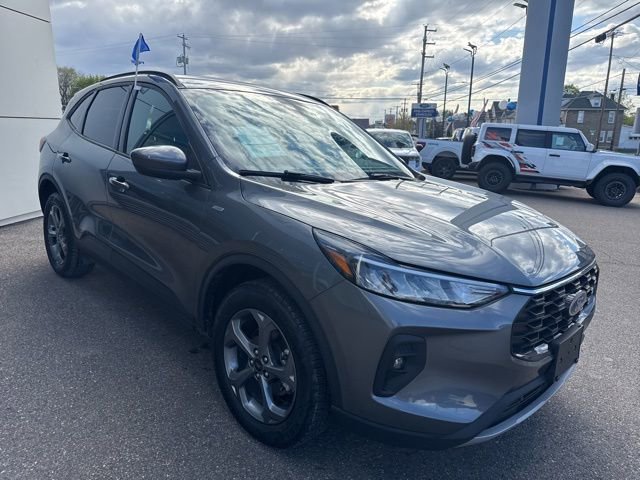 Certified 2025 Ford Escape ST-Line Select AWD/4WD image 4