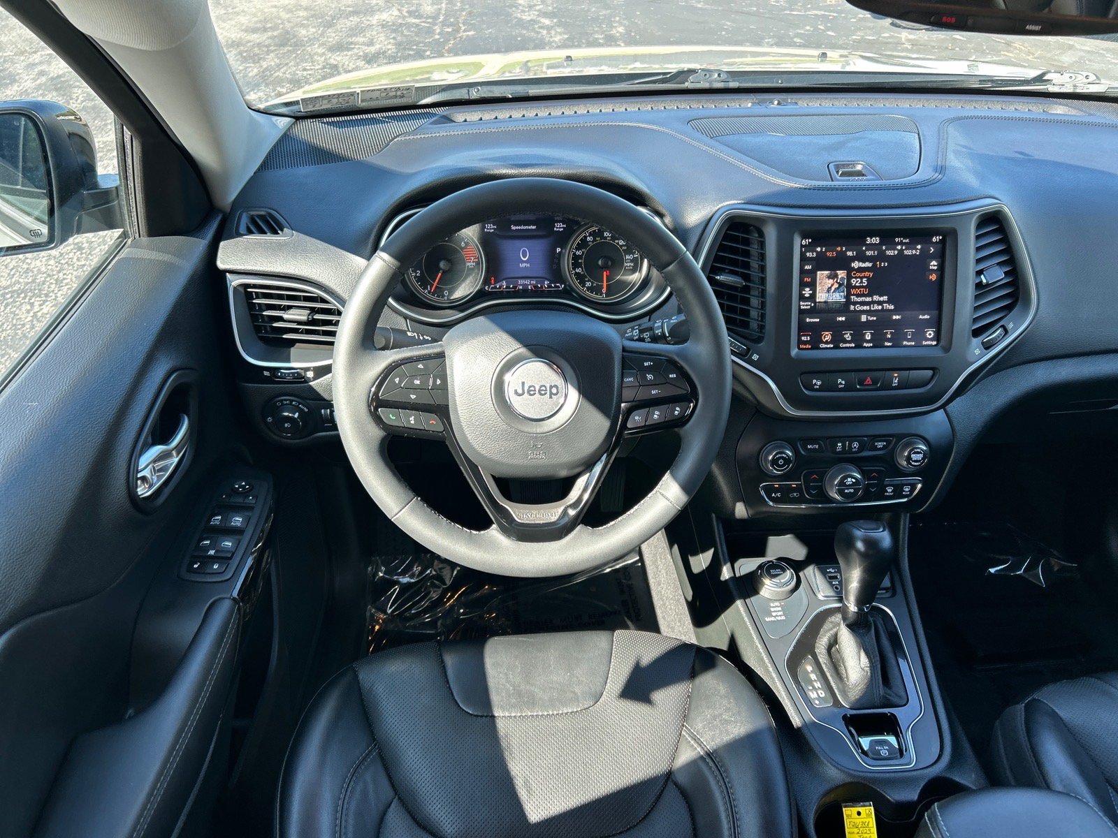 Used 2023 Jeep Cherokee Altitude Lux w/ Mopar Interior Package AWD/4WD image 5