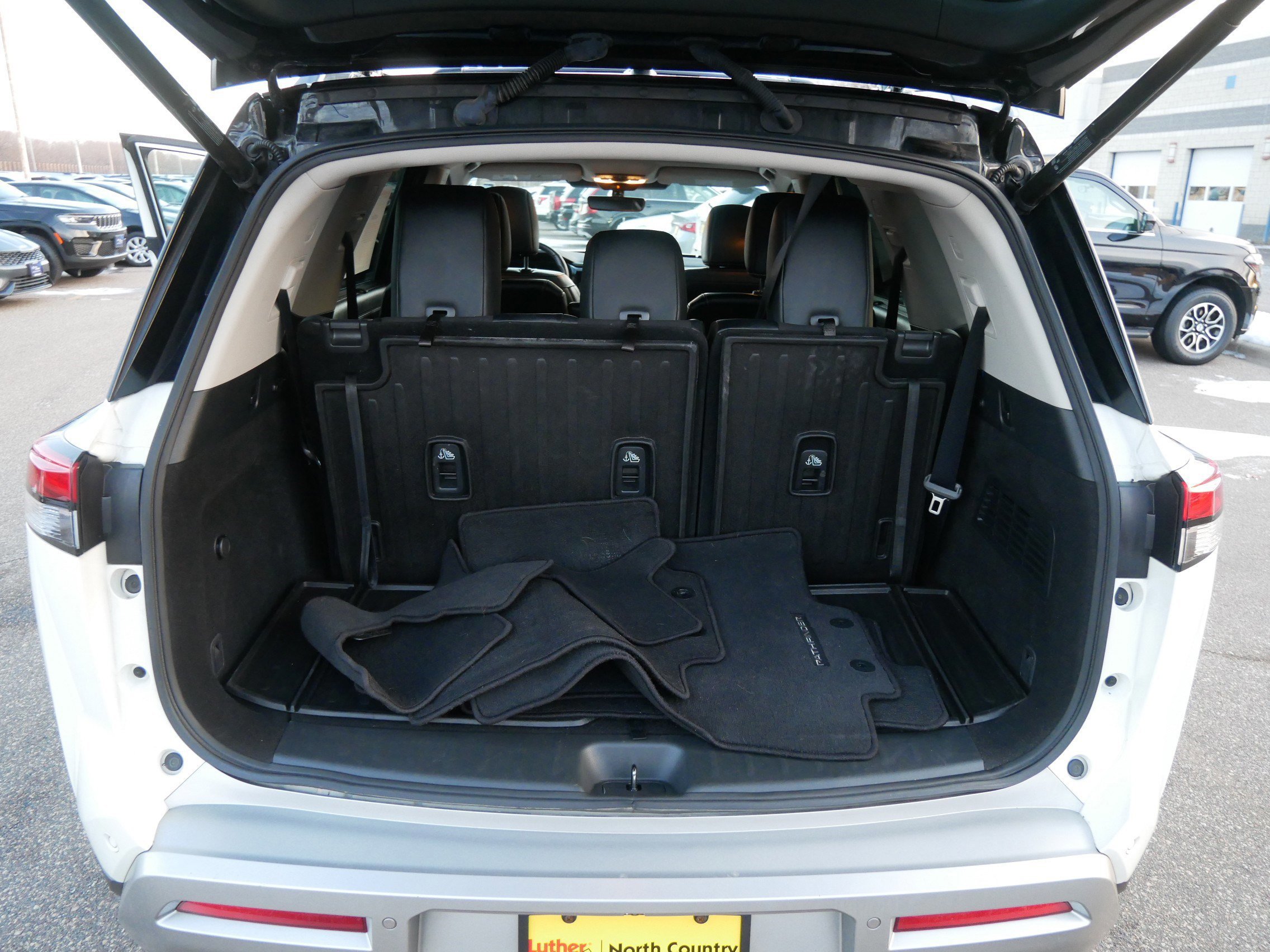 Used 2023 Nissan Pathfinder Platinum image 18