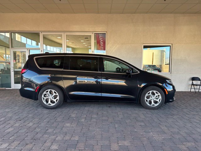 Used 2024 Chrysler Pacifica Limited FWD image 5