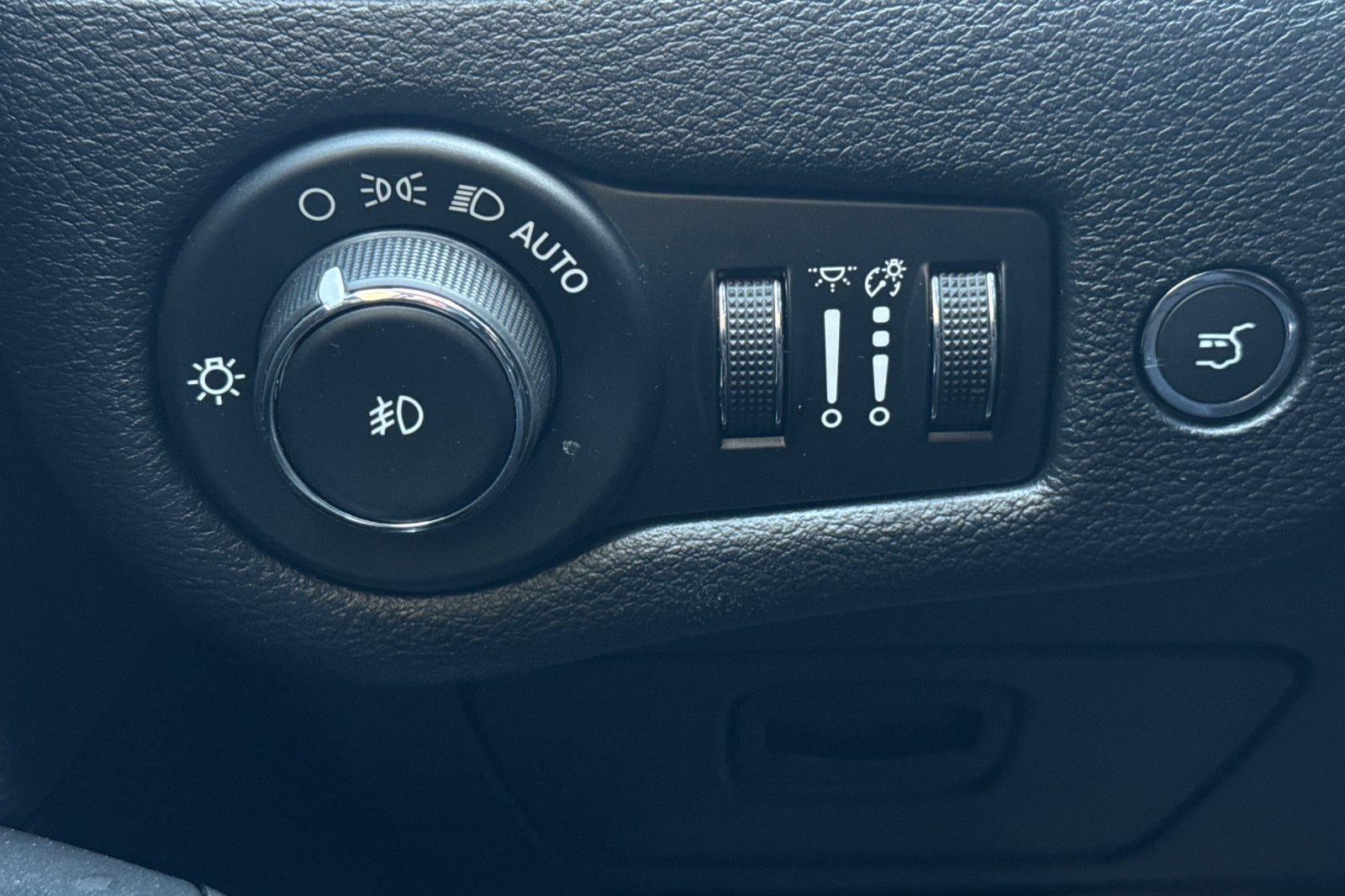 Used 2020 Jeep Cherokee High Altitude image 28