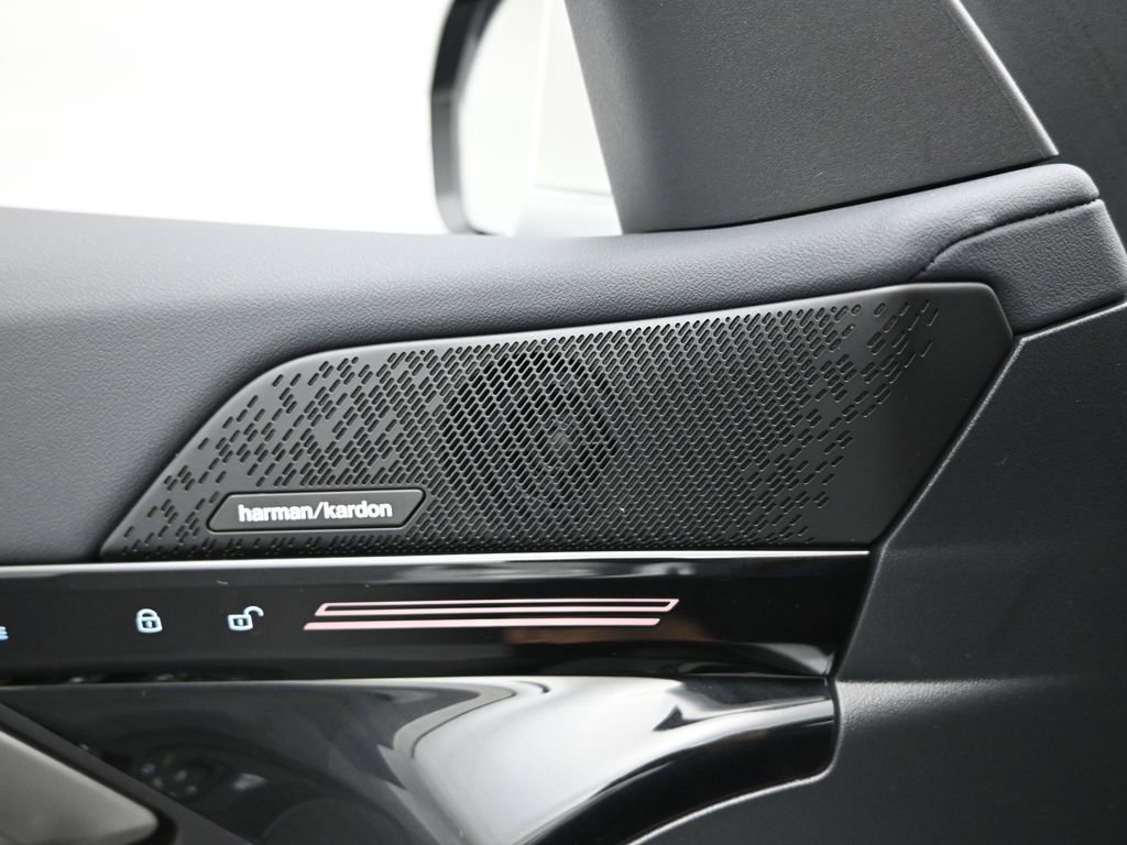 Used 2025 BMW 530i xDrive w/ Premium Package image 19