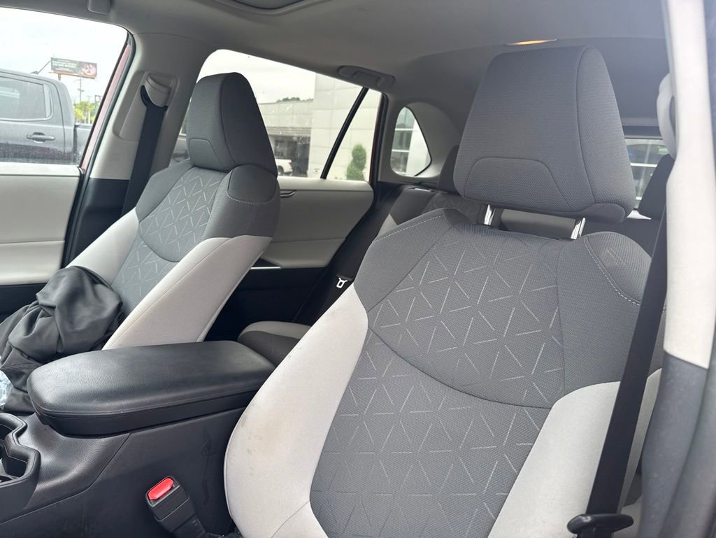 Used 2021 Toyota RAV4 XLE w/ Convenience Package FWD image 6