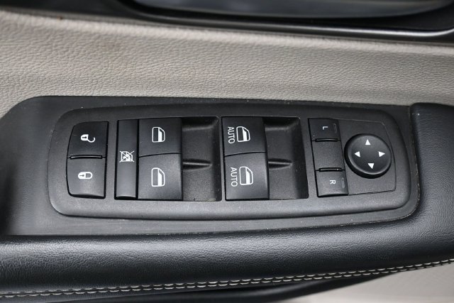 Used 2023 Chrysler Pacifica Touring-L FWD image 14