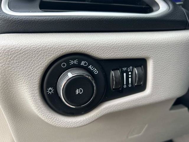 Used 2023 Chrysler Pacifica Touring-L FWD image 27