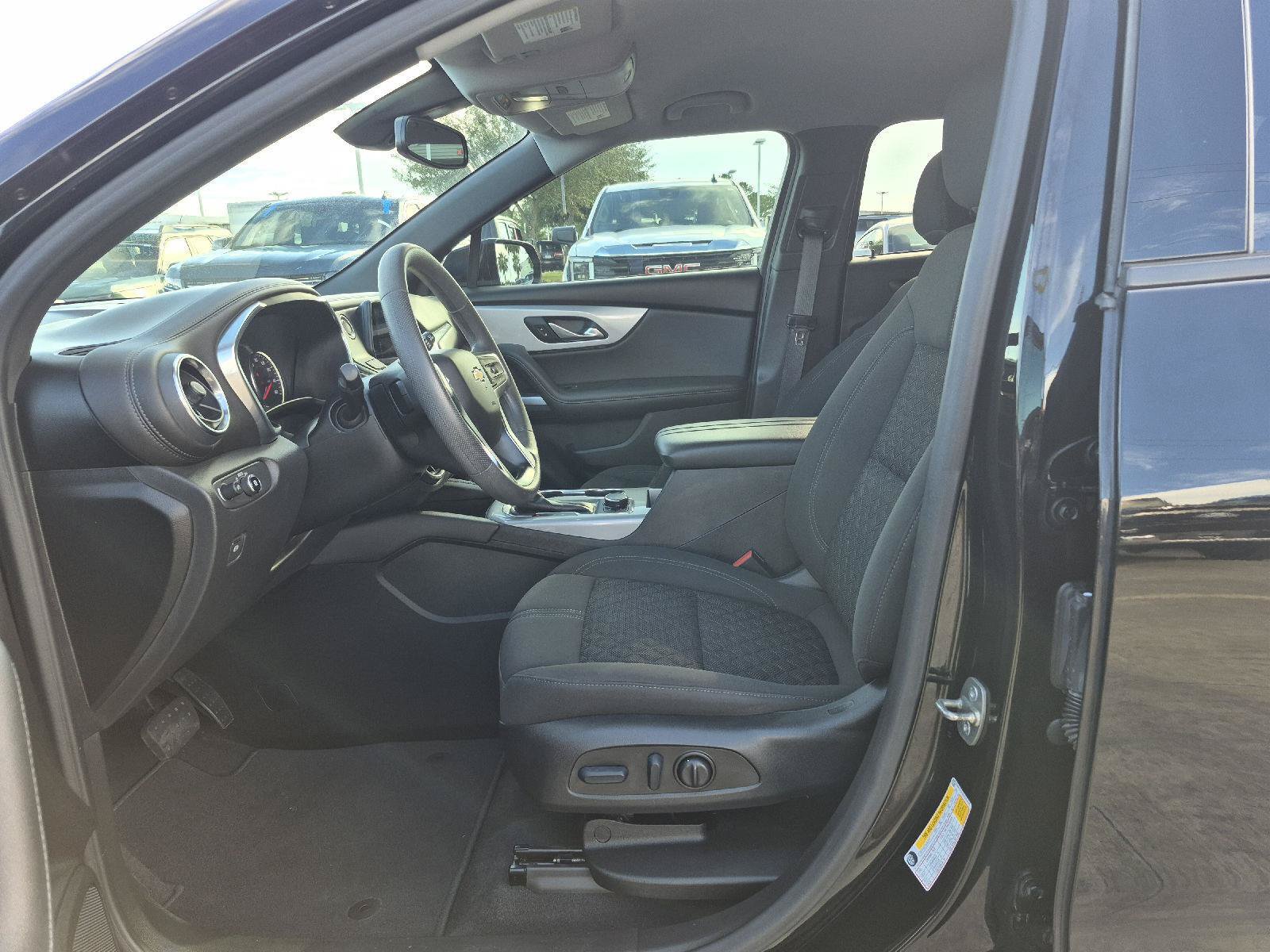 Used 2022 Chevrolet Blazer LT FWD image 2