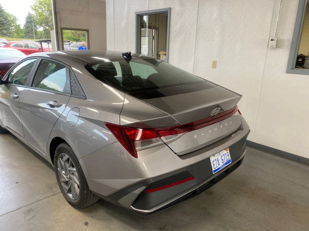 Used 2024 Hyundai Elantra SEL FWD image 3
