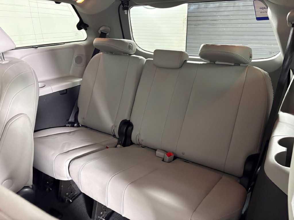 Used 2020 Toyota Sienna Limited Premium w/ Carpet Mat Package FWD image 31