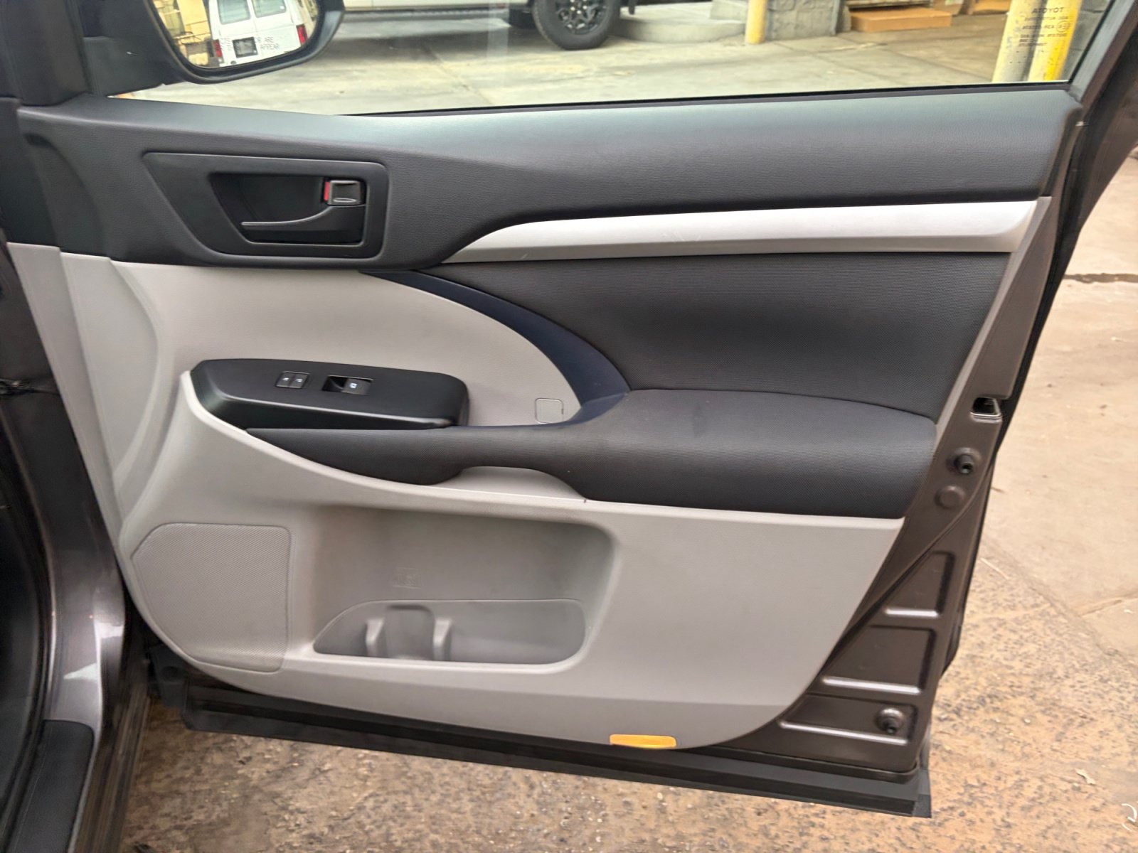 Used 2019 Toyota Highlander LE AWD/4WD image 31