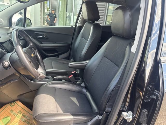 Used 2022 Chevrolet Trax LT w/ Midnight Edition AWD/4WD image 16