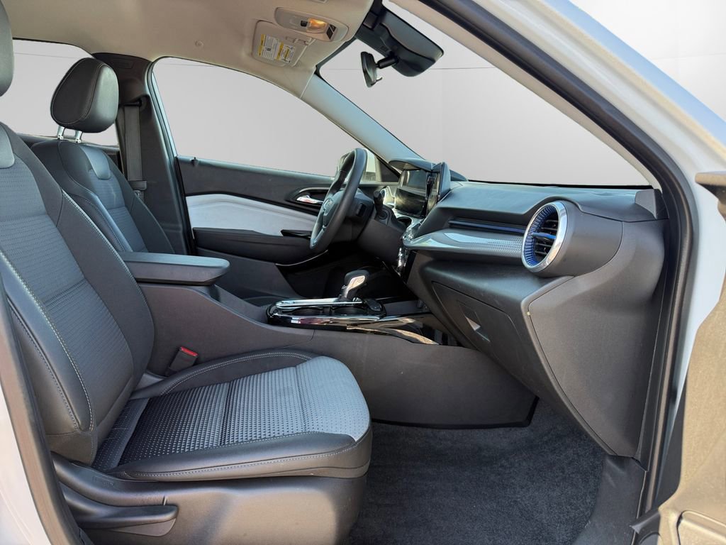 Used 2025 Chevrolet Trax LT FWD image 15