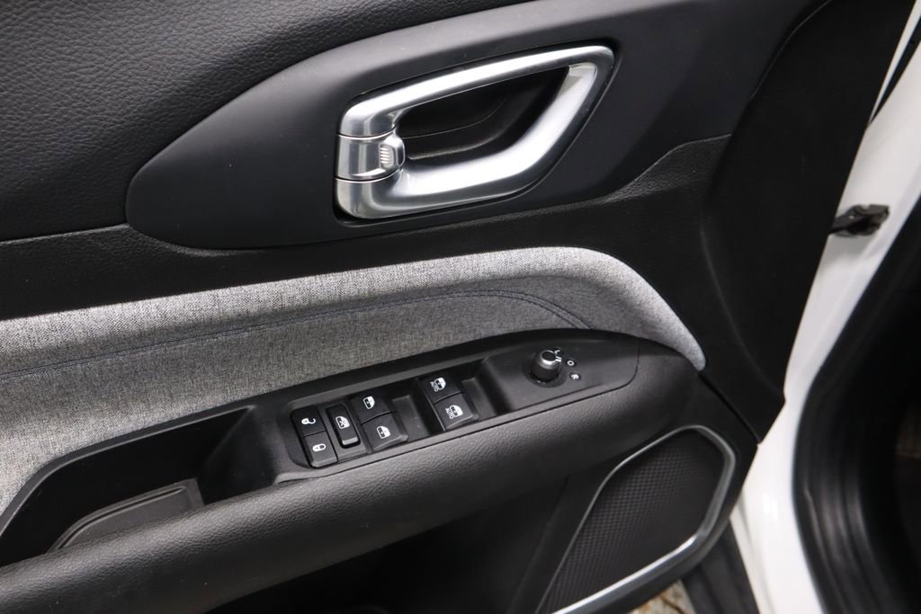 Used 2025 Jeep Compass Latitude image 22