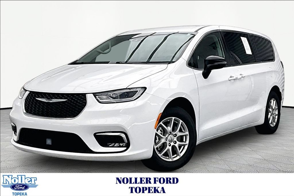Used 2024 Chrysler Pacifica Touring-L FWD image 1