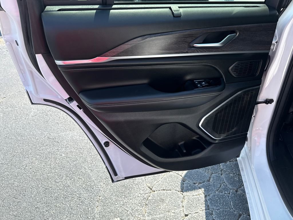 Used 2023 Jeep Grand Cherokee Overland w/ Luxury Tech Group IV RWD image 22