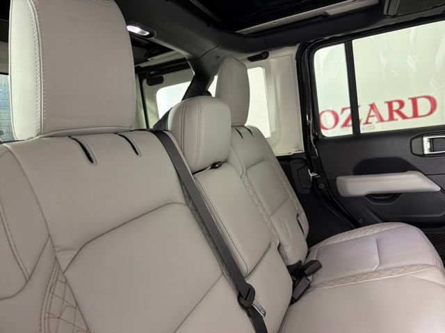 Used 2023 Jeep Wrangler Unlimited Sahara AWD/4WD image 18