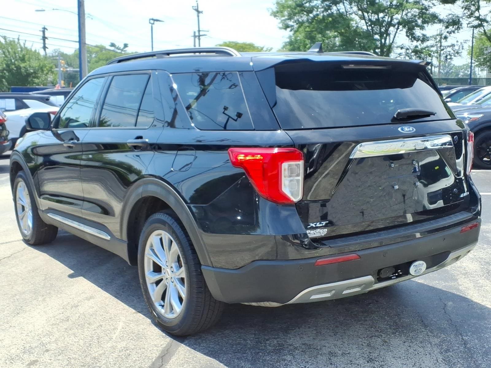 Certified 2024 Ford Explorer XLT w/ Equipment Group 202A AWD/4WD image 6