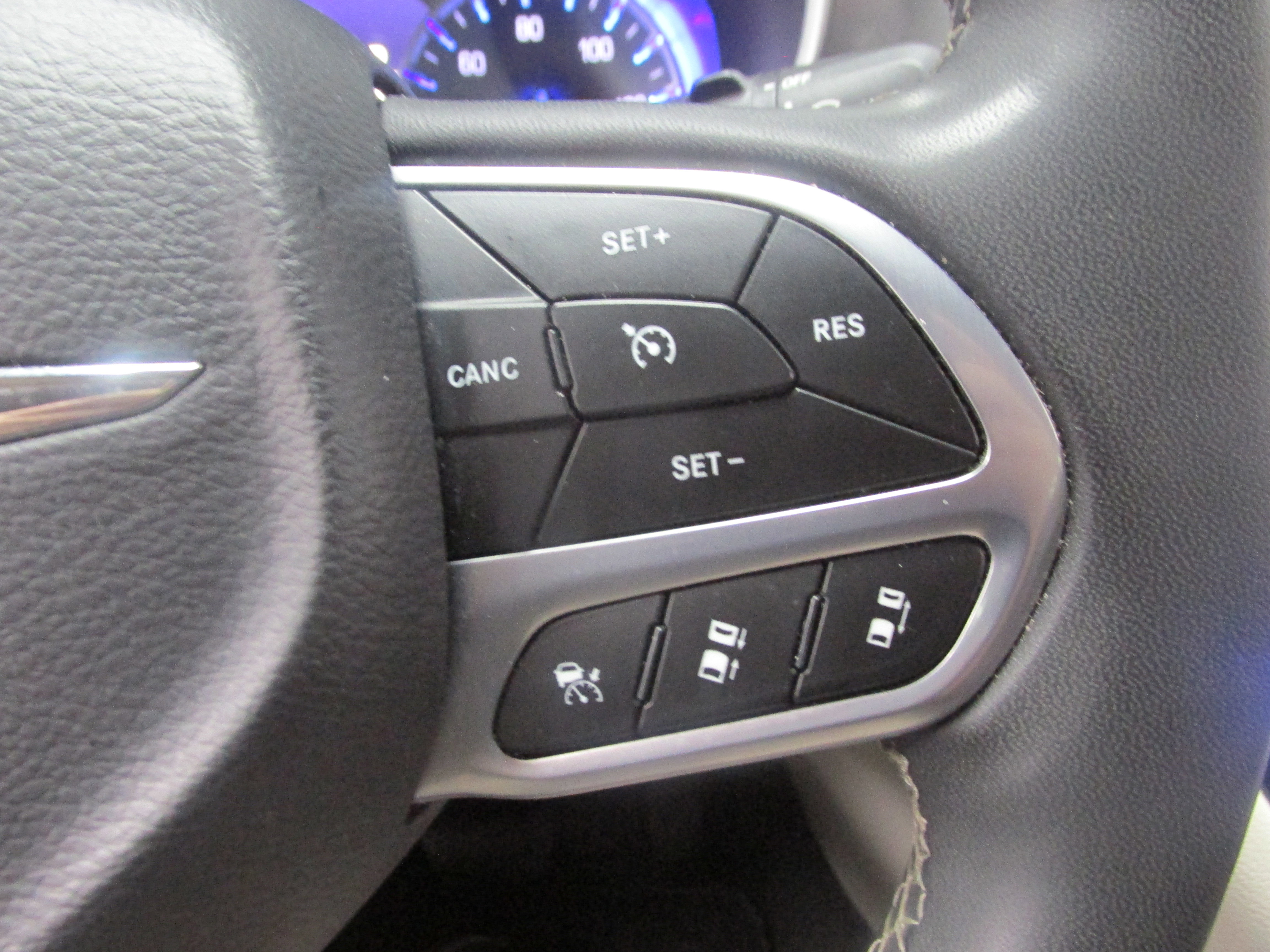 Used 2023 Chrysler Pacifica Touring-L FWD image 33