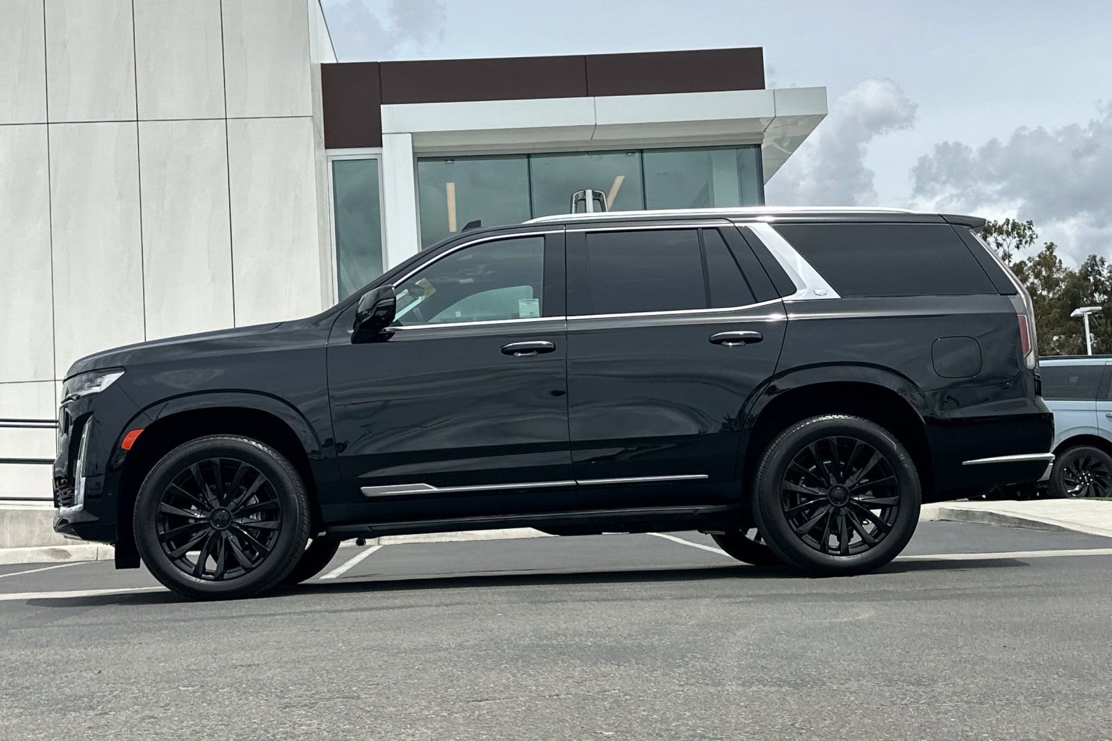 Used 2023 Cadillac Escalade Premium Luxury AWD/4WD image 6