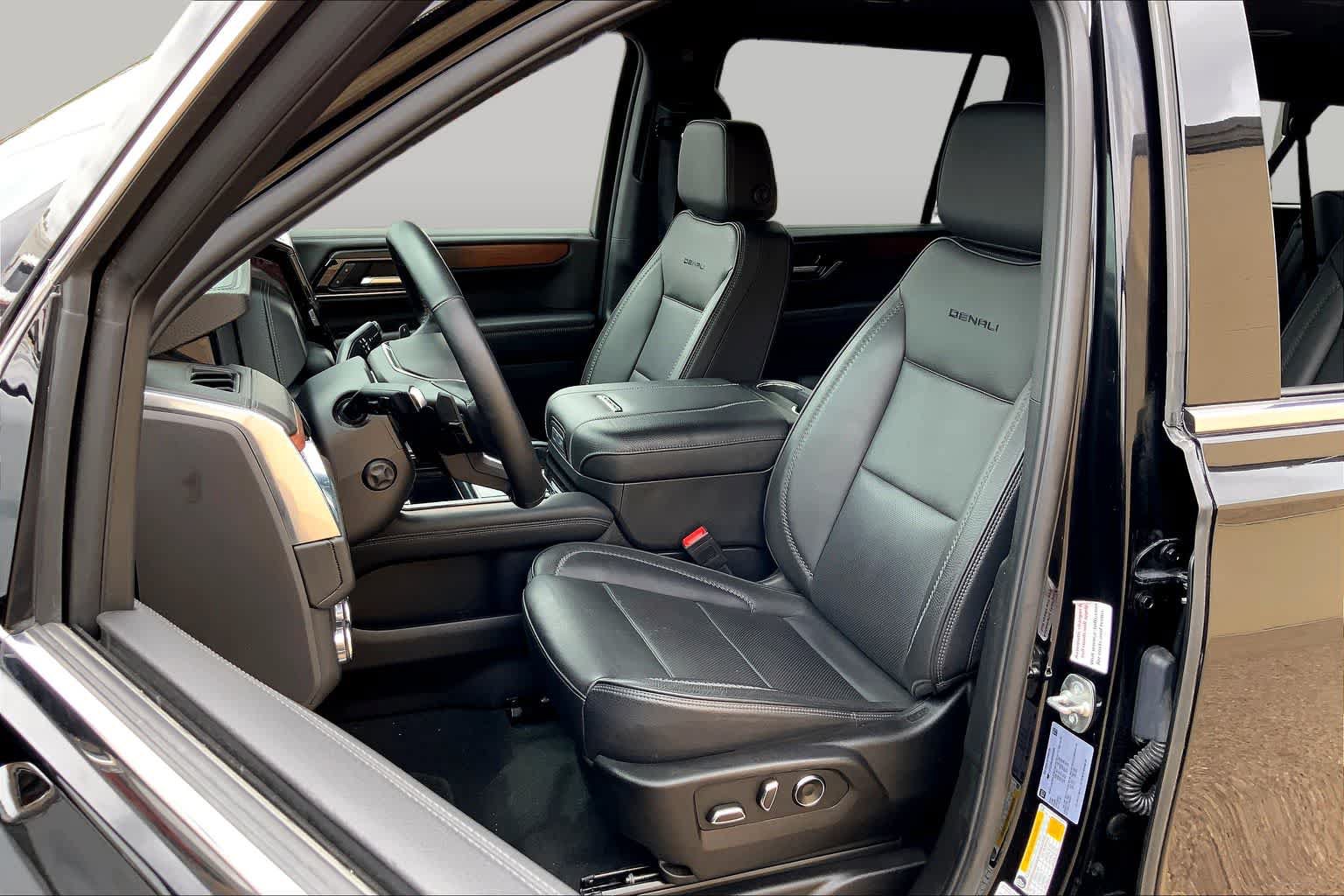 Used 2025 GMC Yukon XL Denali AWD/4WD image 8