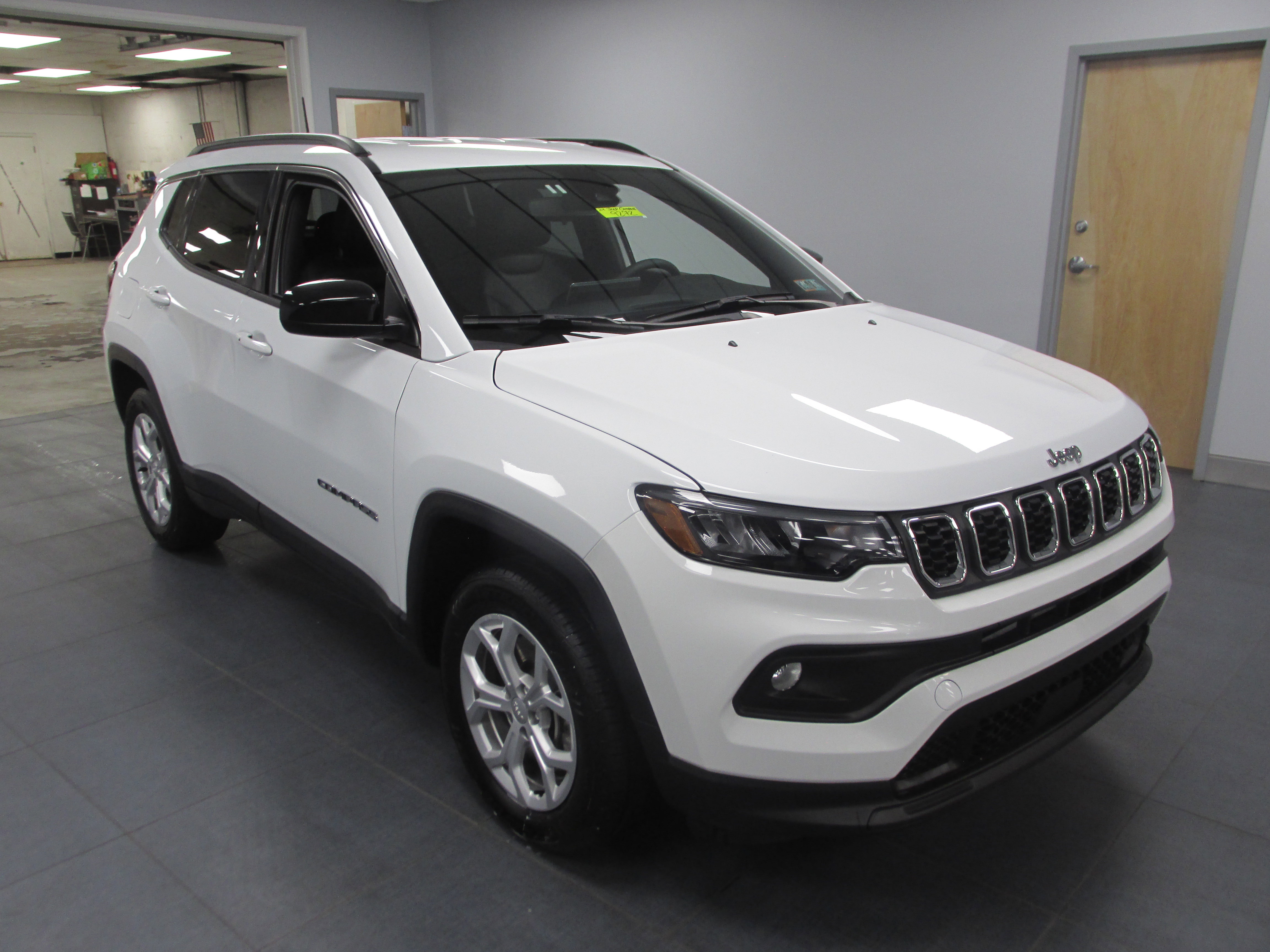 Used 2024 Jeep Compass Latitude image 3