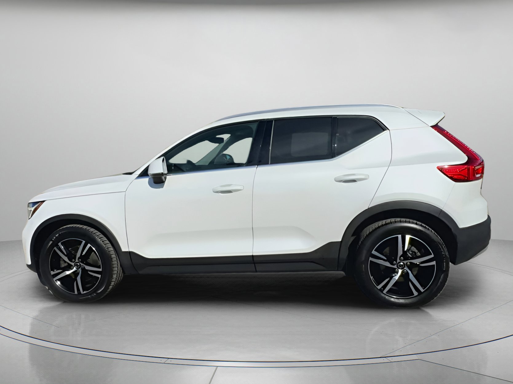 Used 2023 Volvo XC40 B5 Plus image 10