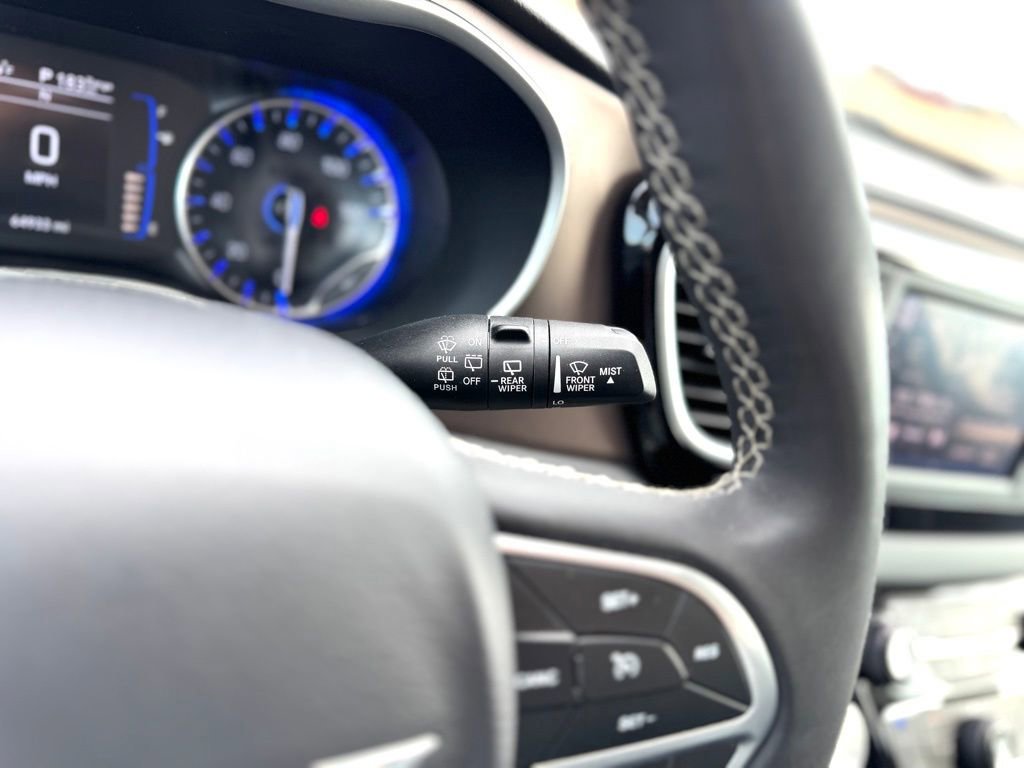 Used 2022 Chrysler Voyager LX image 16