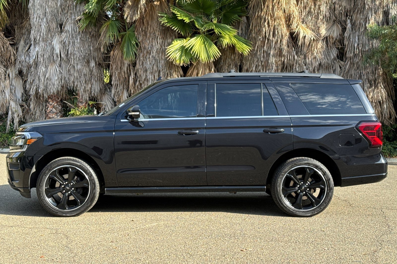 Certified 2022 Ford Expedition Limited image 2