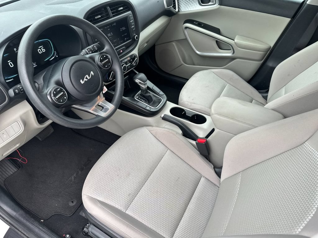Used 2025 Kia Soul LX w/ LX Technology Package FWD image 9