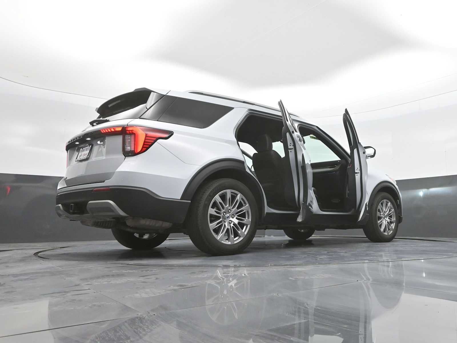 Certified 2025 Ford Explorer Platinum RWD image 32