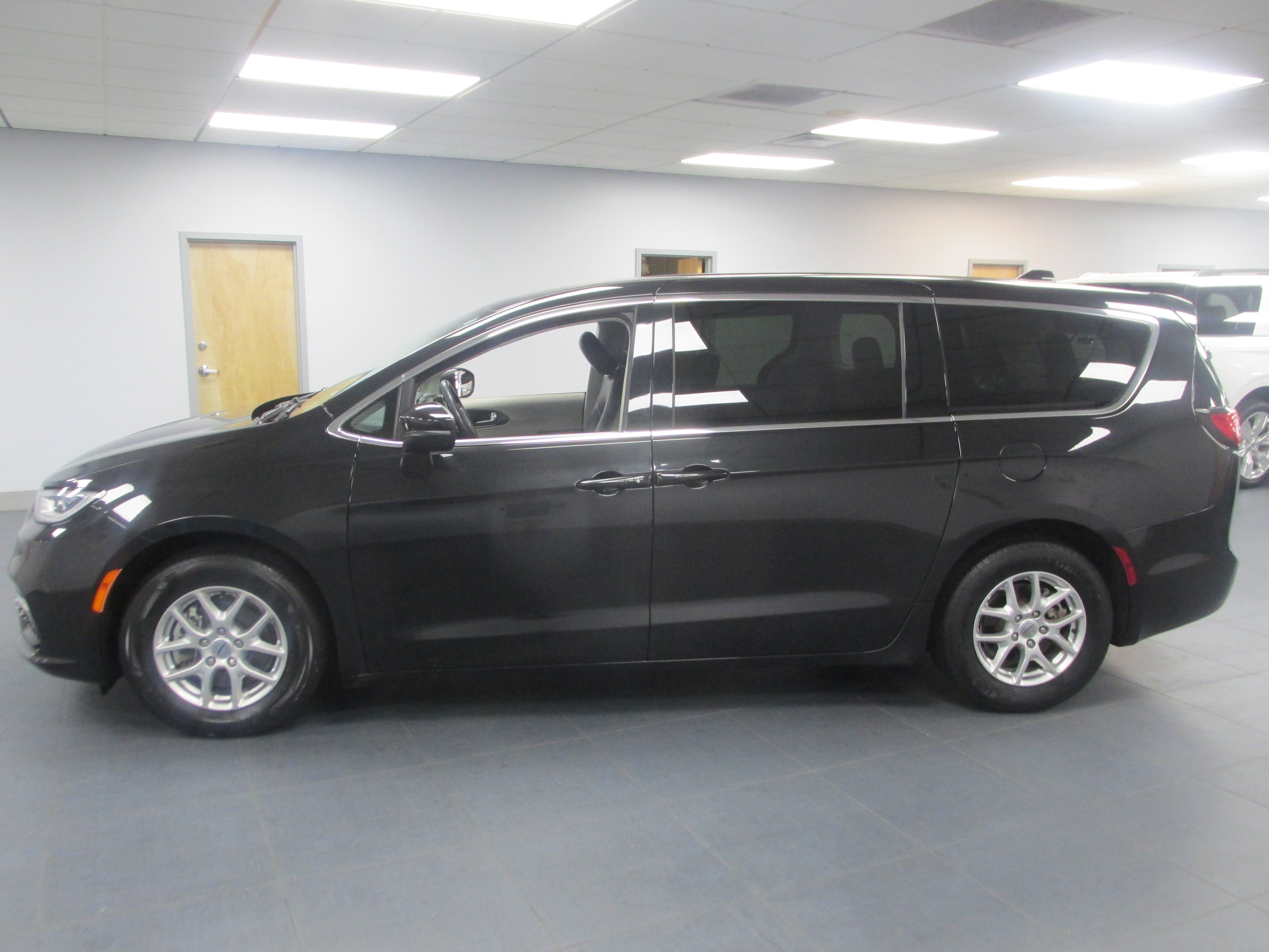 Used 2023 Chrysler Pacifica Touring-L FWD image 8