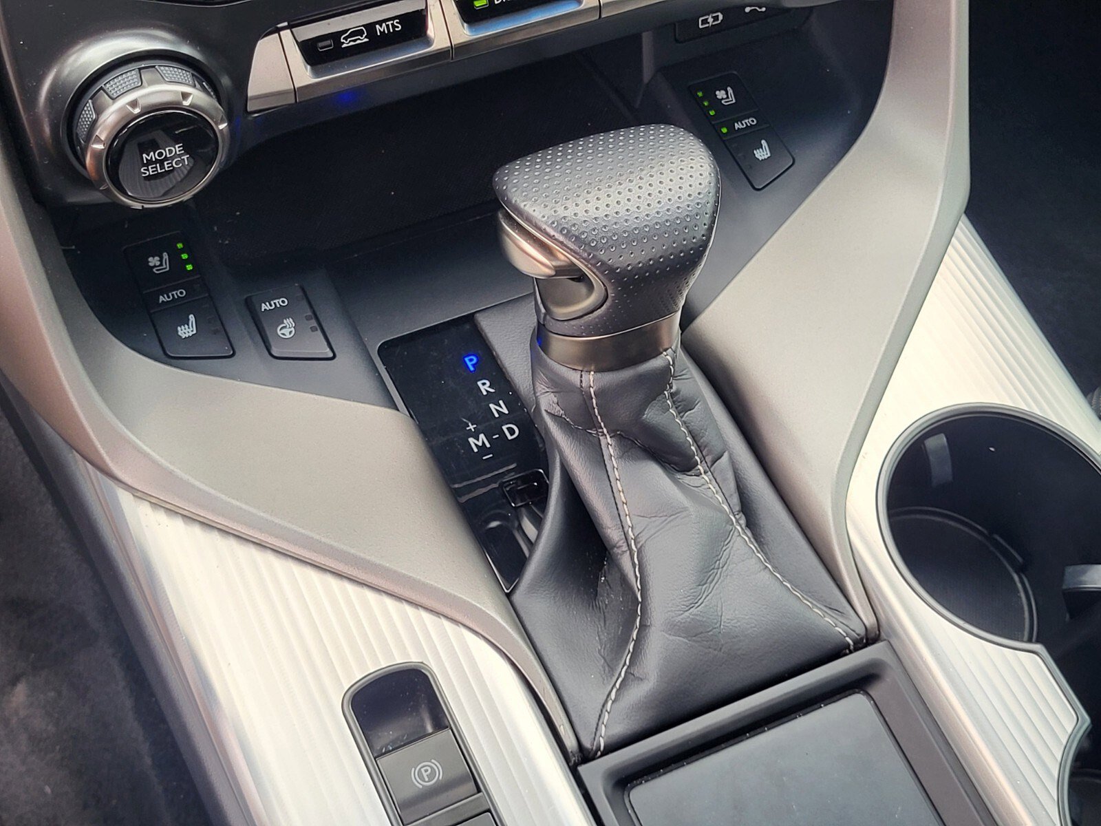 Used 2023 Lexus LX 600 F Sport w/ Accessory Package (Z1) AWD/4WD image 27