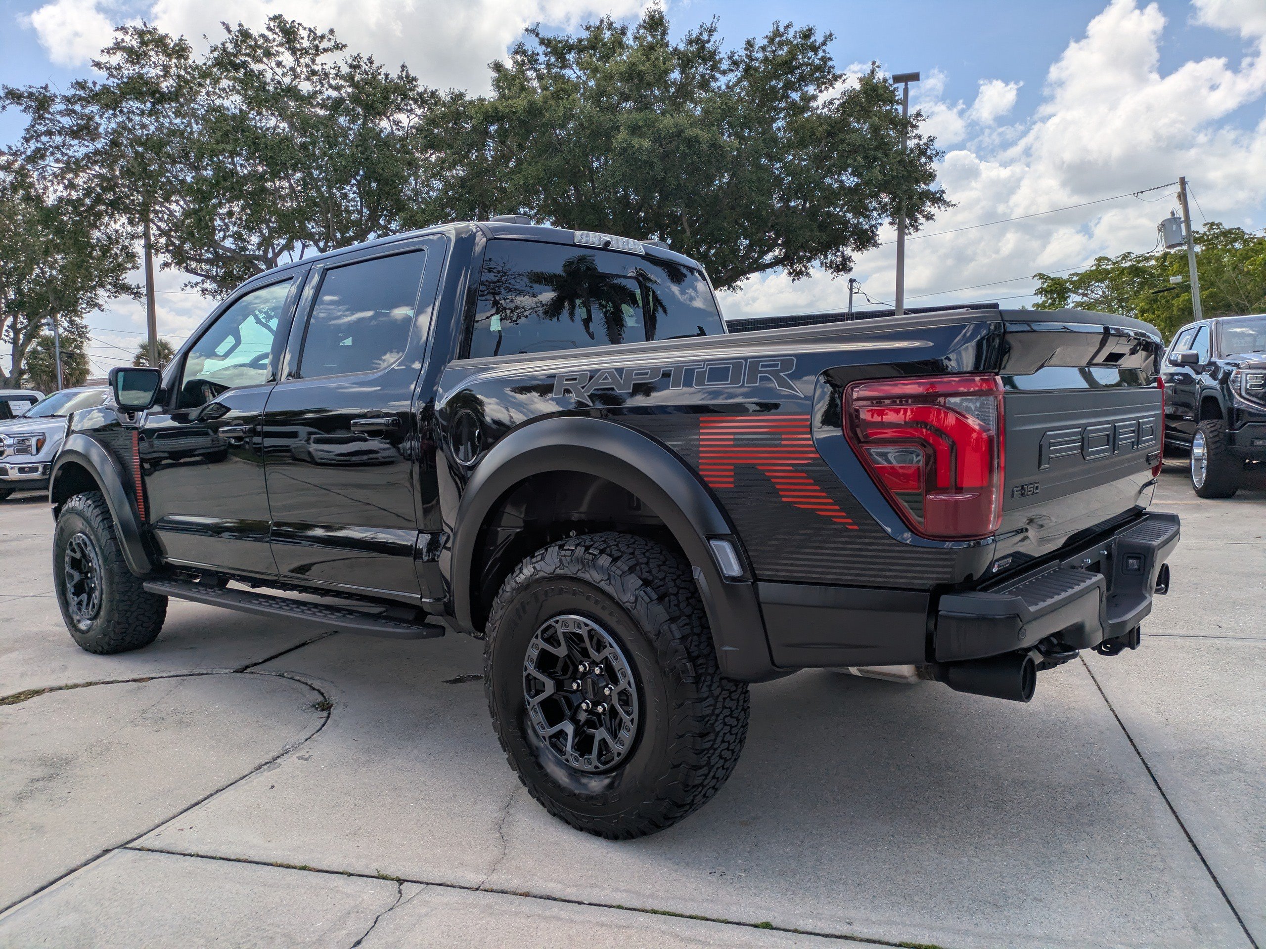 Certified 2025 Ford F150 Raptor w/ Equipment Group 803A Raptor R AWD/4WD image 6