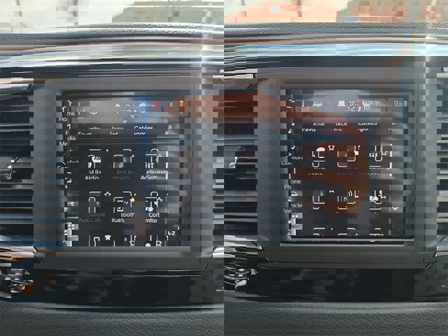 Used 2022 Chrysler Voyager LX image 18