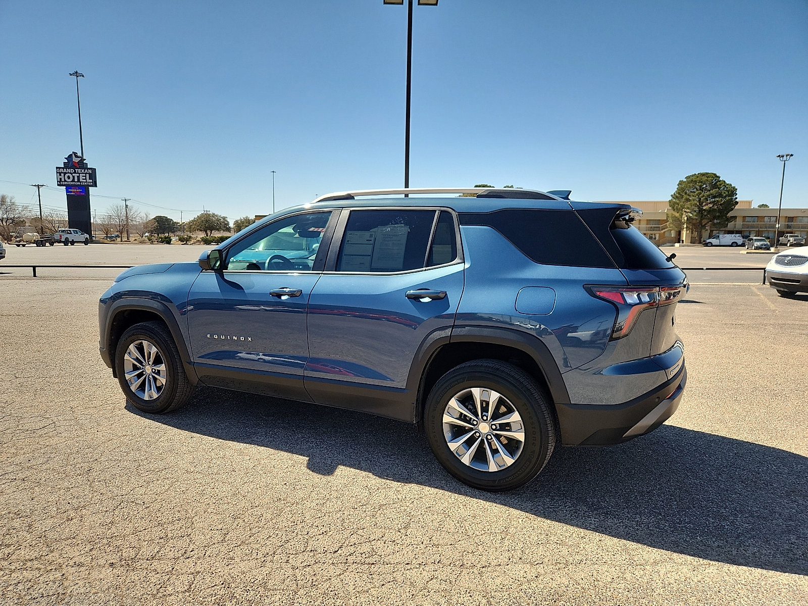 Used 2025 Chevrolet Equinox LT w/ Convenience Package II image 4