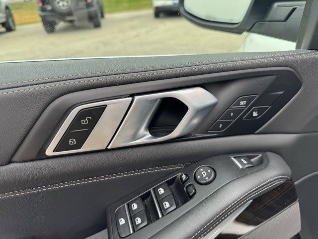 Used 2025 BMW X5 xDrive50e image 11