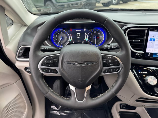 Used 2024 Chrysler Pacifica Touring-L image 22