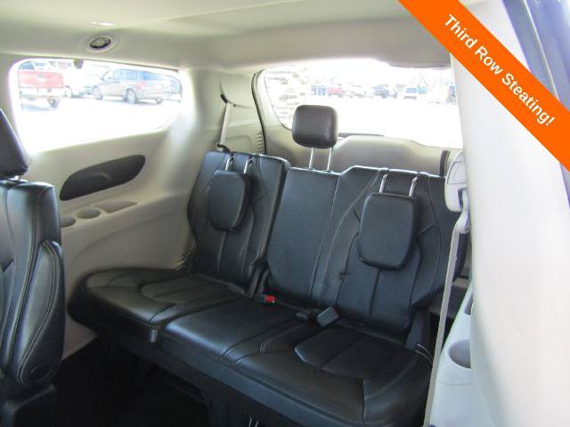 Used 2023 Chrysler Pacifica Touring-L FWD image 19