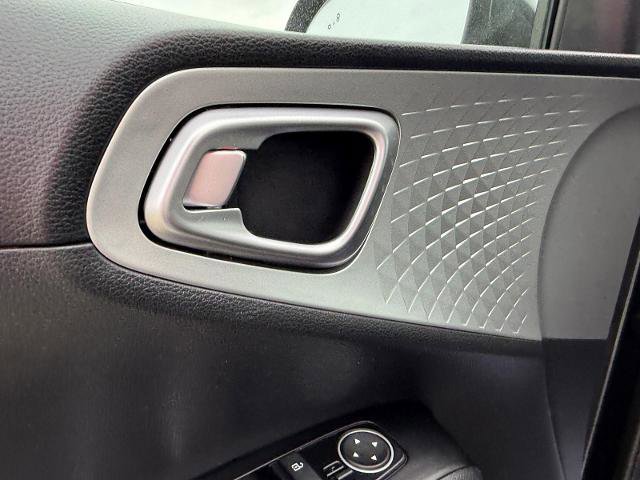 Used 2025 Kia Soul LX w/ LX Technology Package FWD image 13