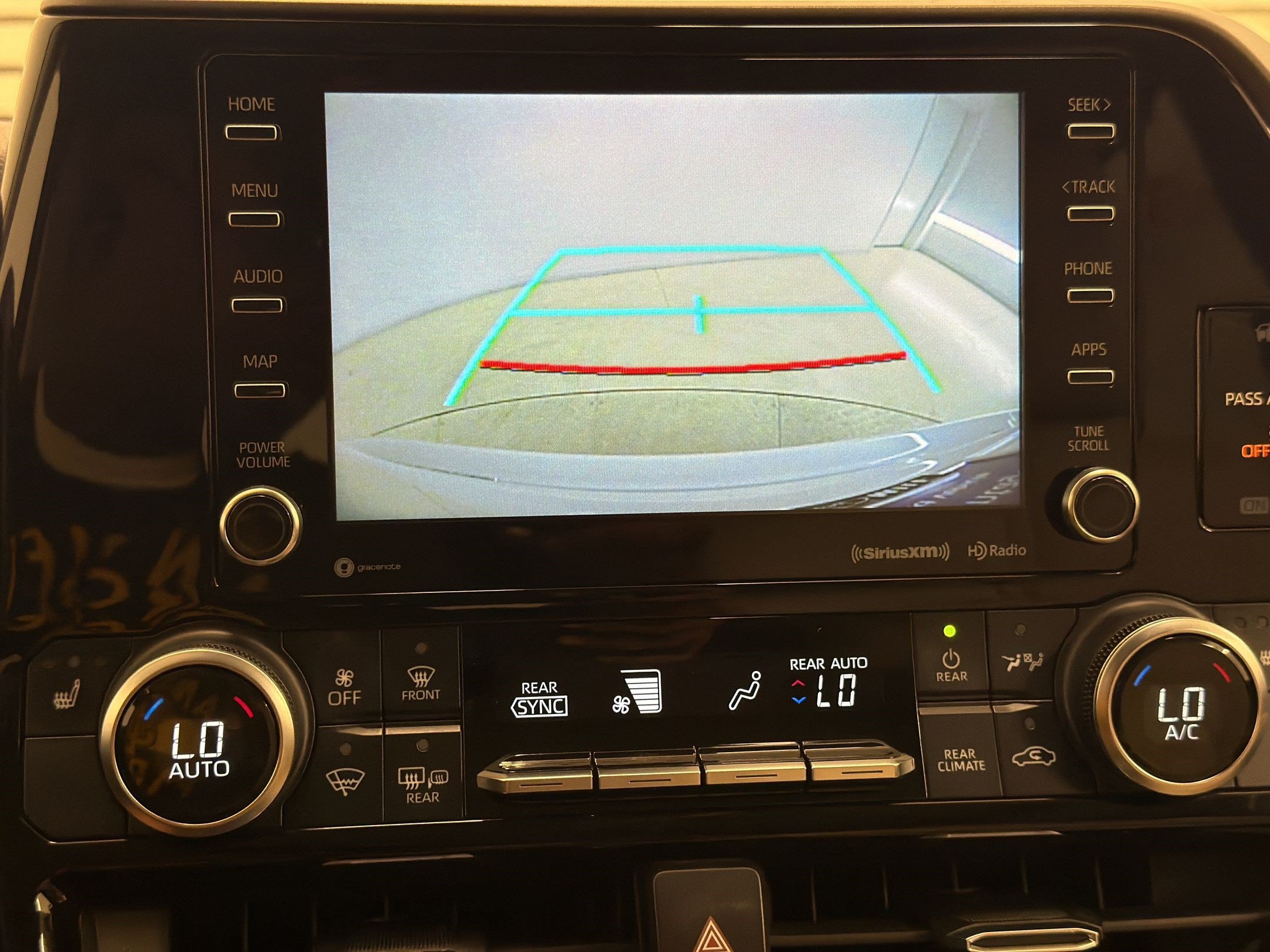 Used 2020 Toyota Highlander XLE AWD/4WD image 19