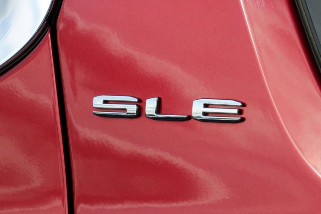 Used 2022 GMC Acadia SLE w/ Driver Convenience Package image 9