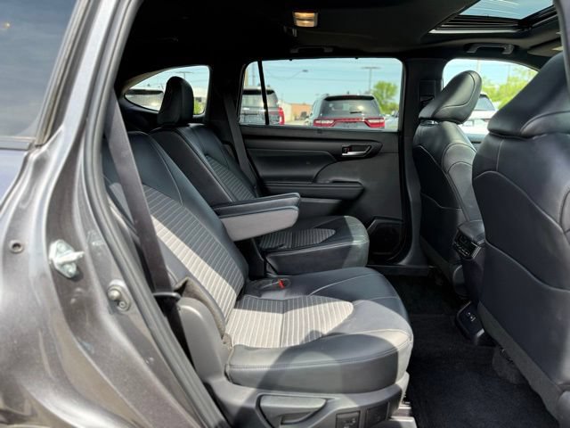 Used 2025 Toyota Highlander XSE AWD/4WD image 19