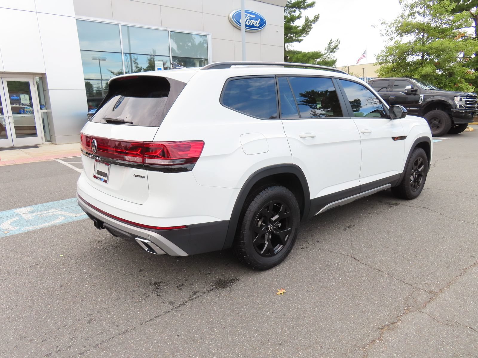 Used 2025 Volkswagen Atlas Peak Edition SE AWD/4WD image 5