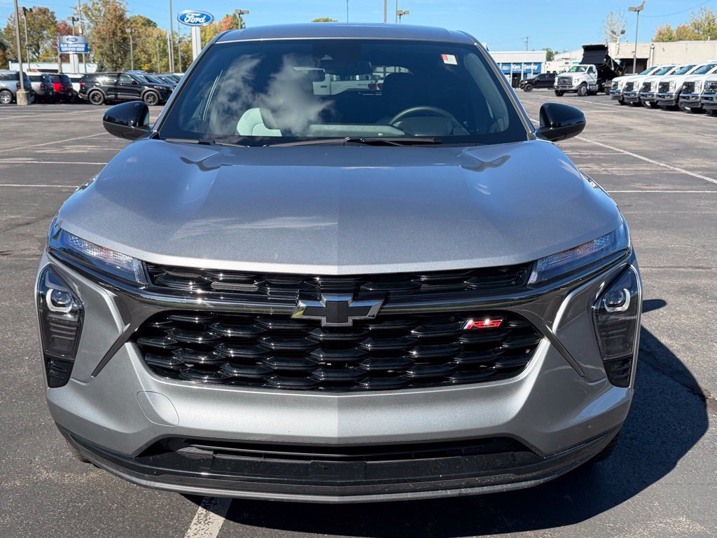 Used 2025 Chevrolet Trax RS FWD image 3