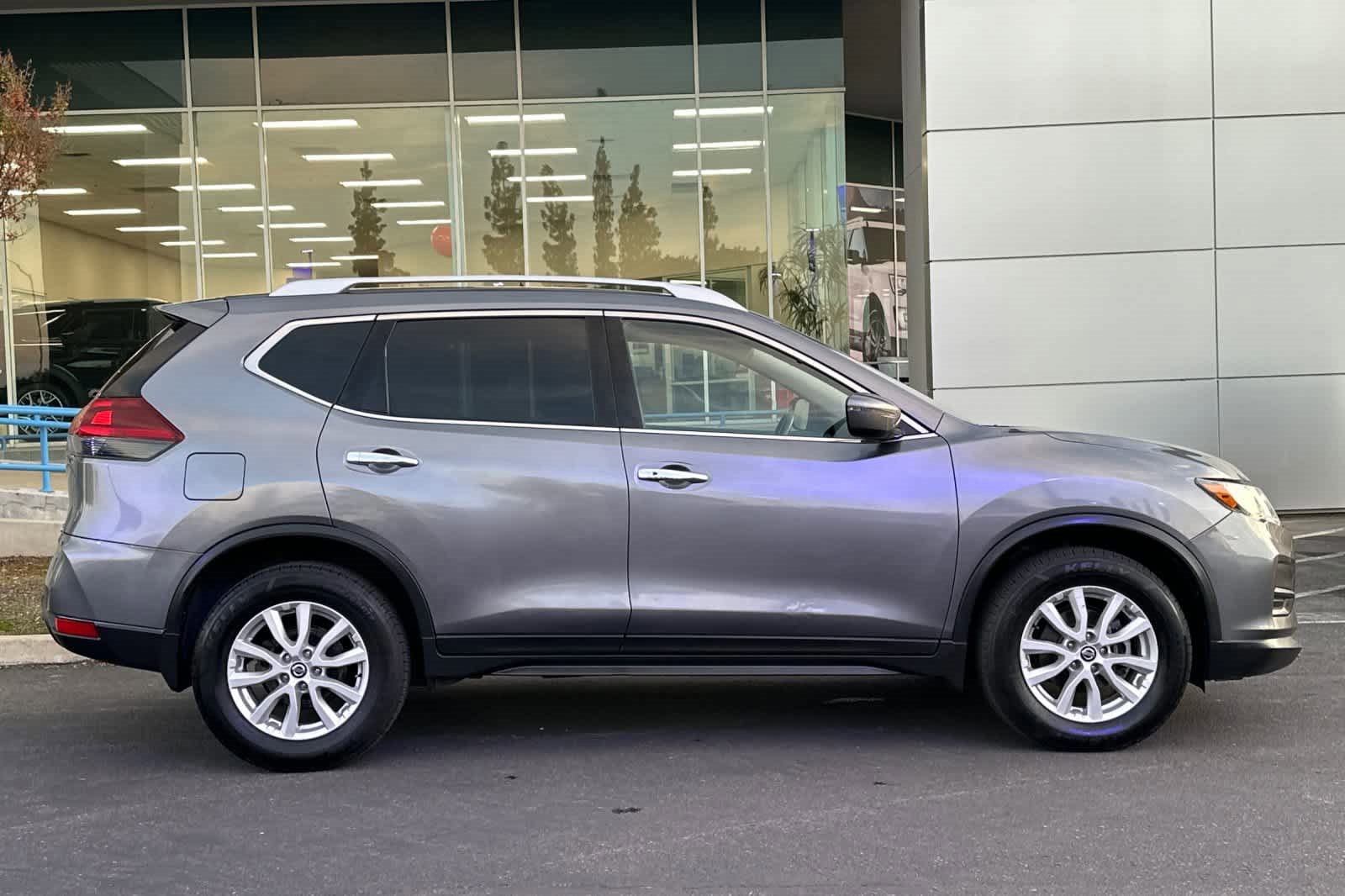 Used 2018 Nissan Rogue SV image 6