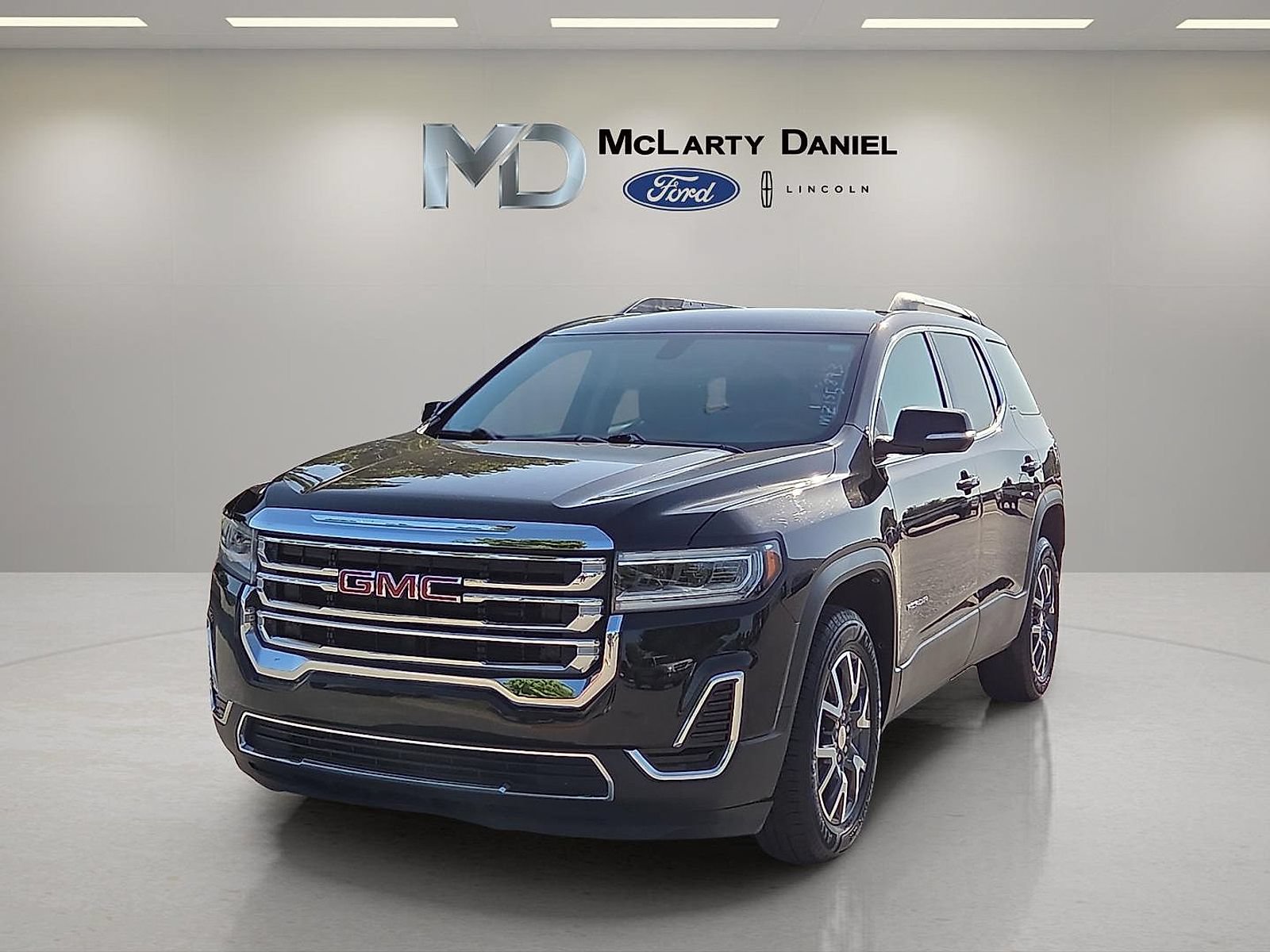 Used 2021 GMC Acadia SLE w/ Driver Convenience Package FWD image 2