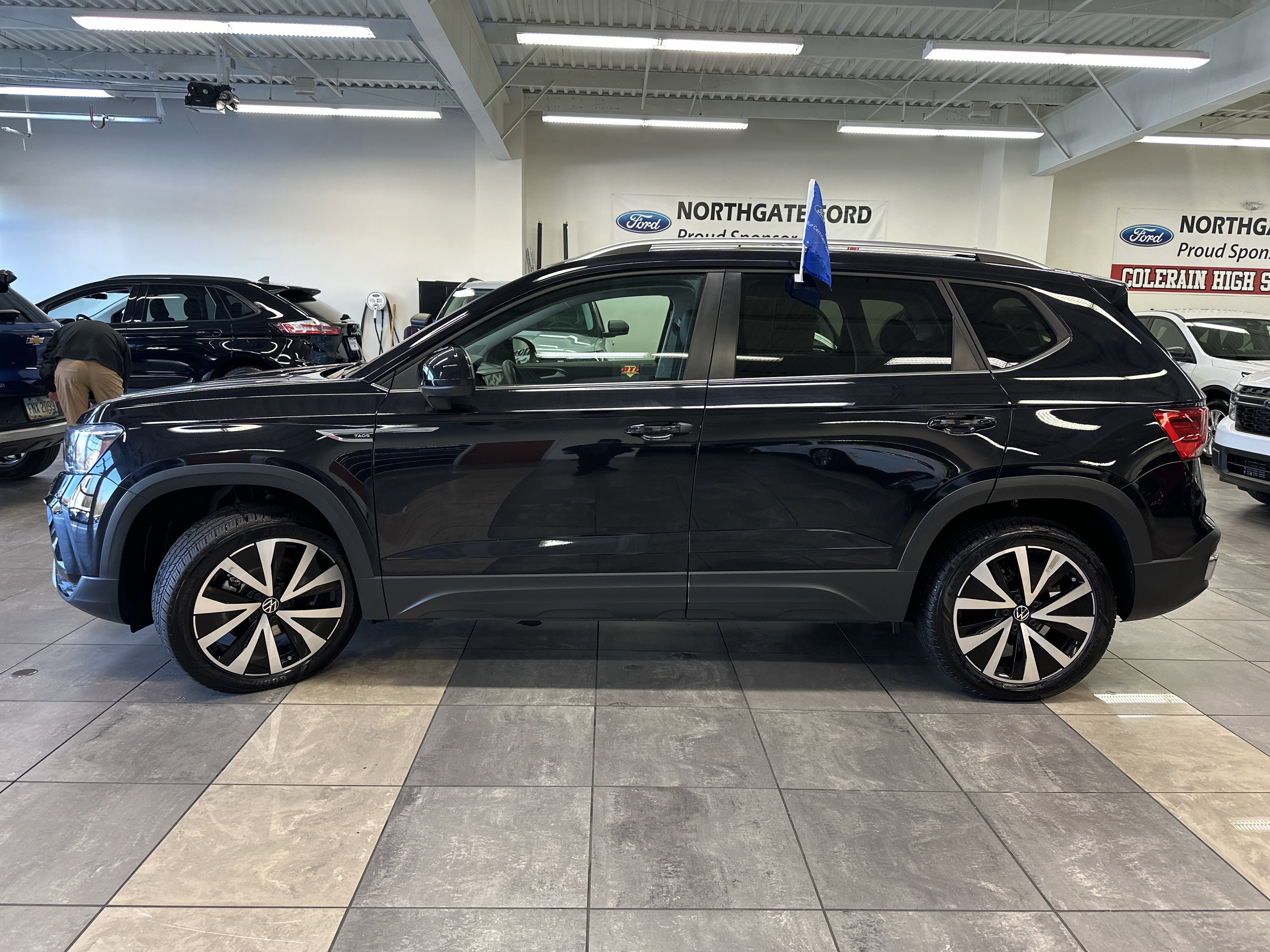 Used 2024 Volkswagen Taos SE image 2