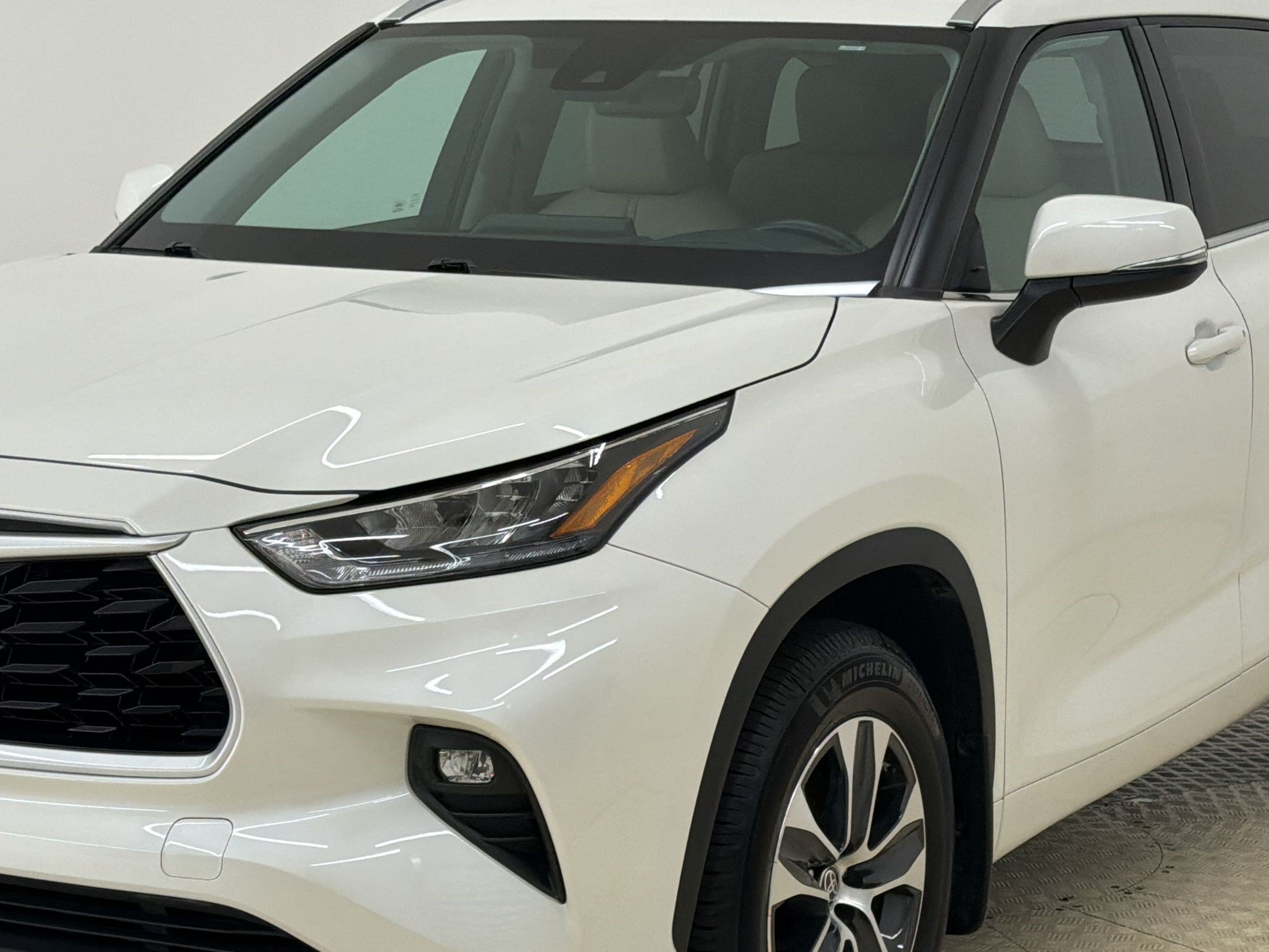 Used 2020 Toyota Highlander XLE AWD/4WD image 24